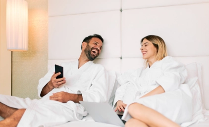 Para w pokoju hotelowym, w hoteli tylko dla dorosłych