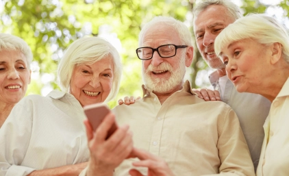 grupa seniorów na wakacjach organizowanych przez biuro podróży