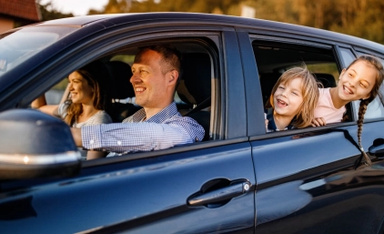Rodzina jadąca samochodem